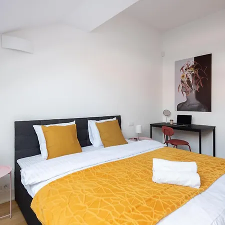 Spacious Apartments Near The River Prague Exterior photo