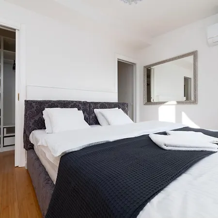 Spacious Apartments Near The River Prague Exterior photo