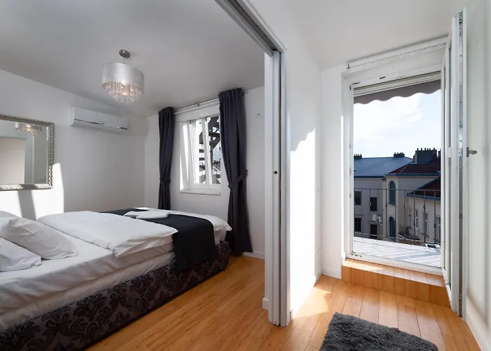 Spacious Apartments Near The River Prague